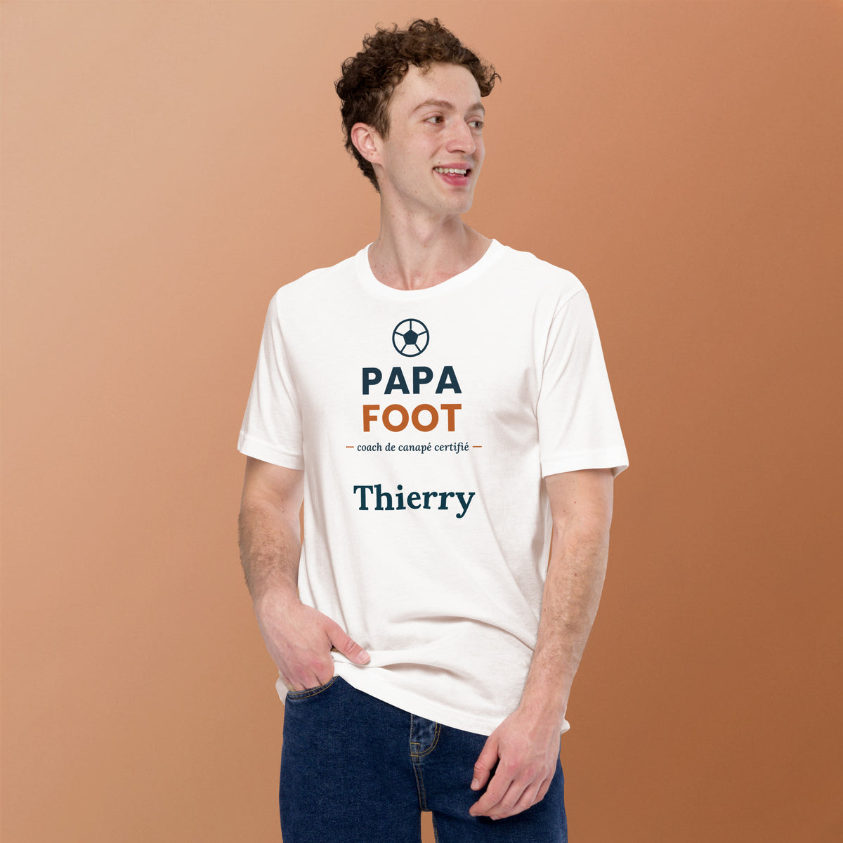 T-shirt foot humour Papa Foot coach de canapé personnalisé avec prénom – coloris blanc, photo 2